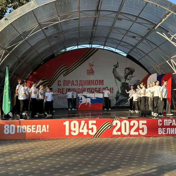 «Гордо реет флаг России»