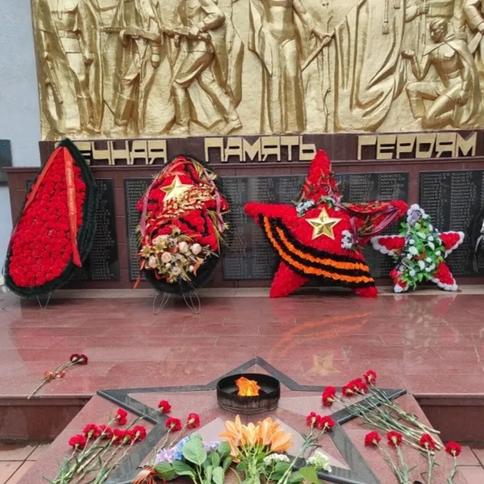 «Защитникам — слава и память»