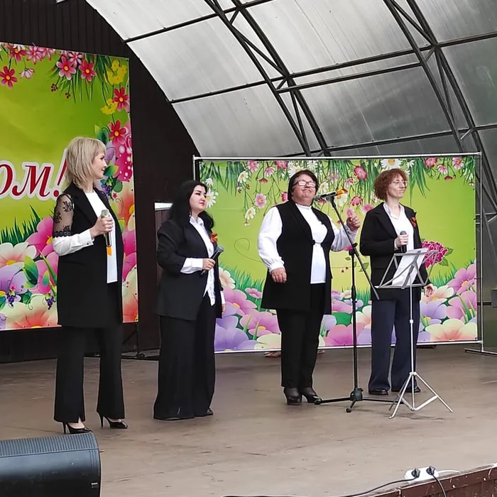 "Май раскрывает ладони"